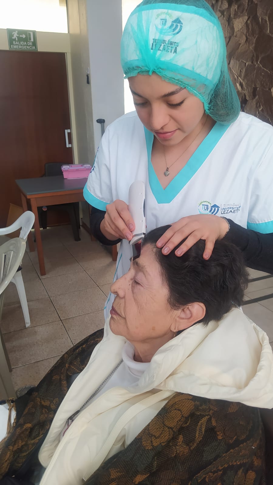 Atención a persona adulta mayor